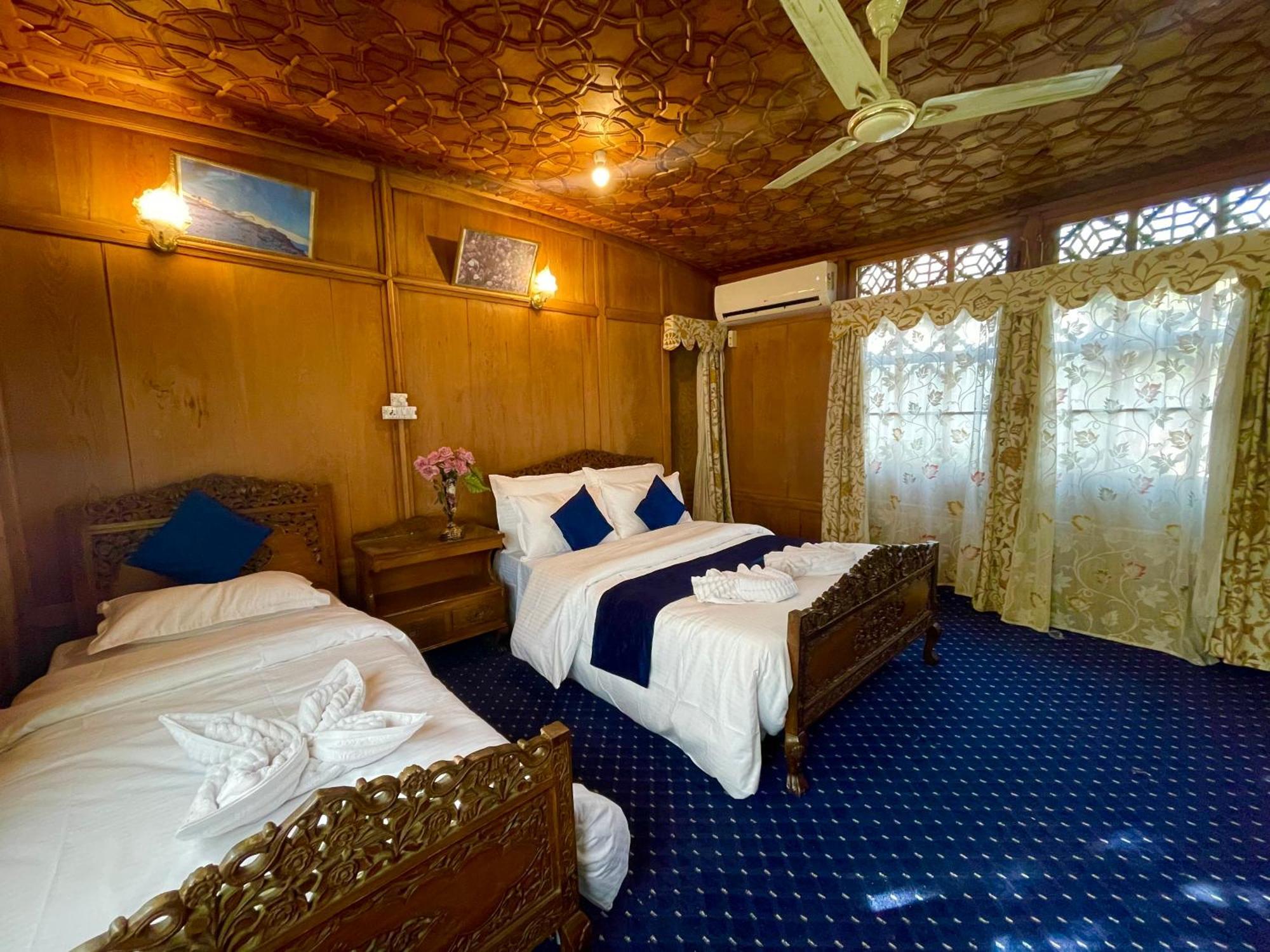 New Sea Palace Houseboats Srīnagar Esterno foto