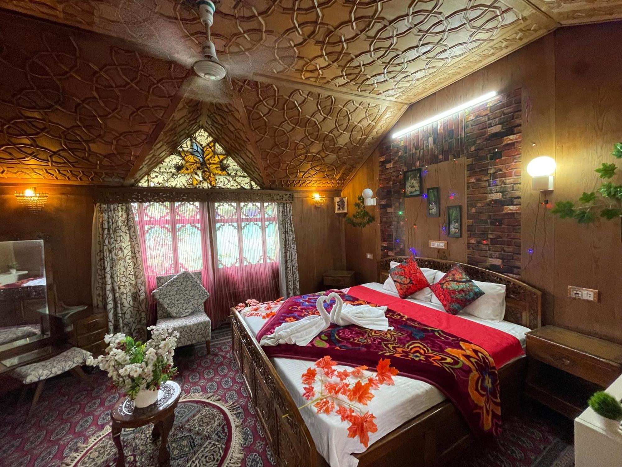 New Sea Palace Houseboats Srīnagar Esterno foto