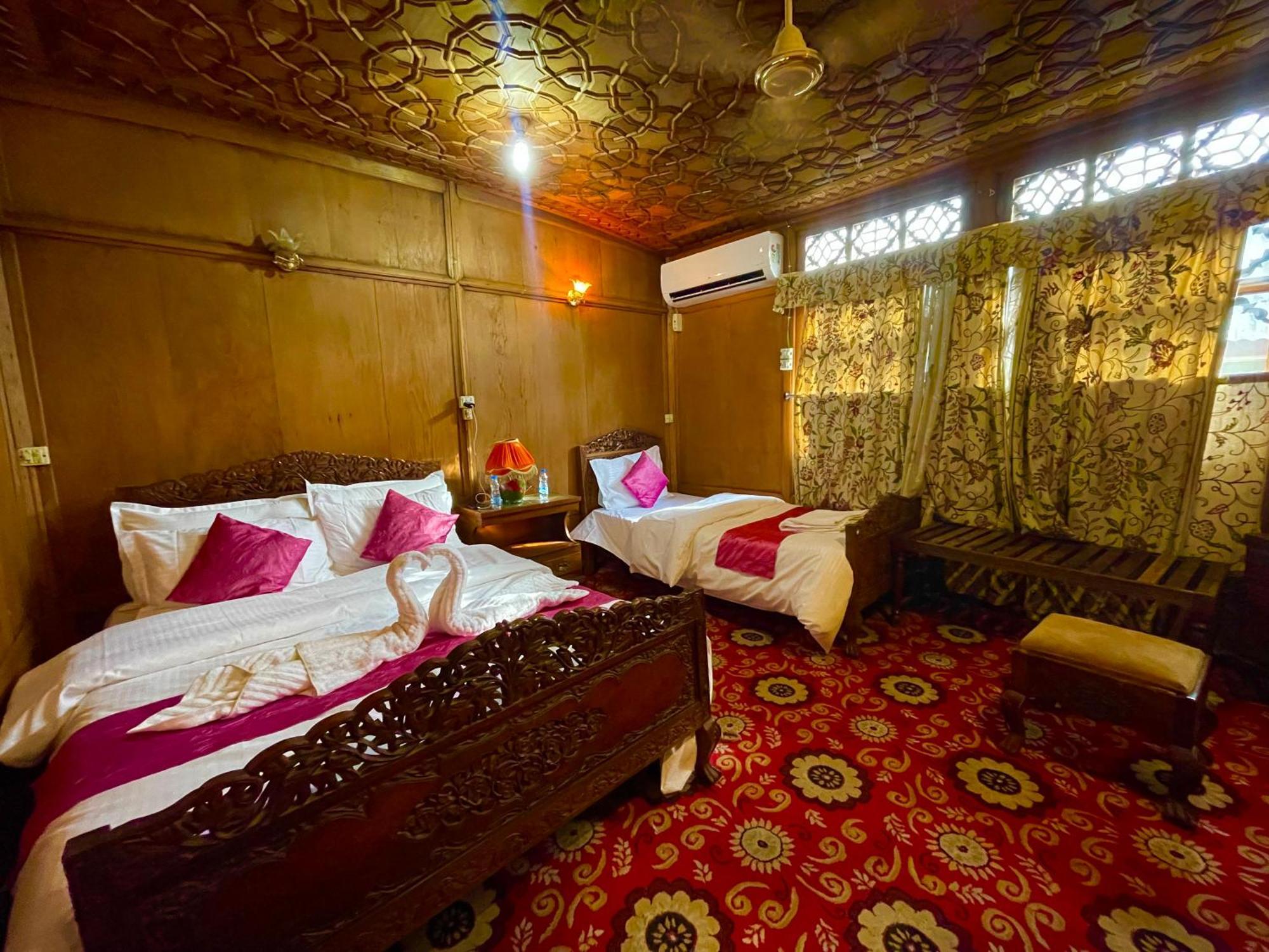 New Sea Palace Houseboats Srīnagar Esterno foto