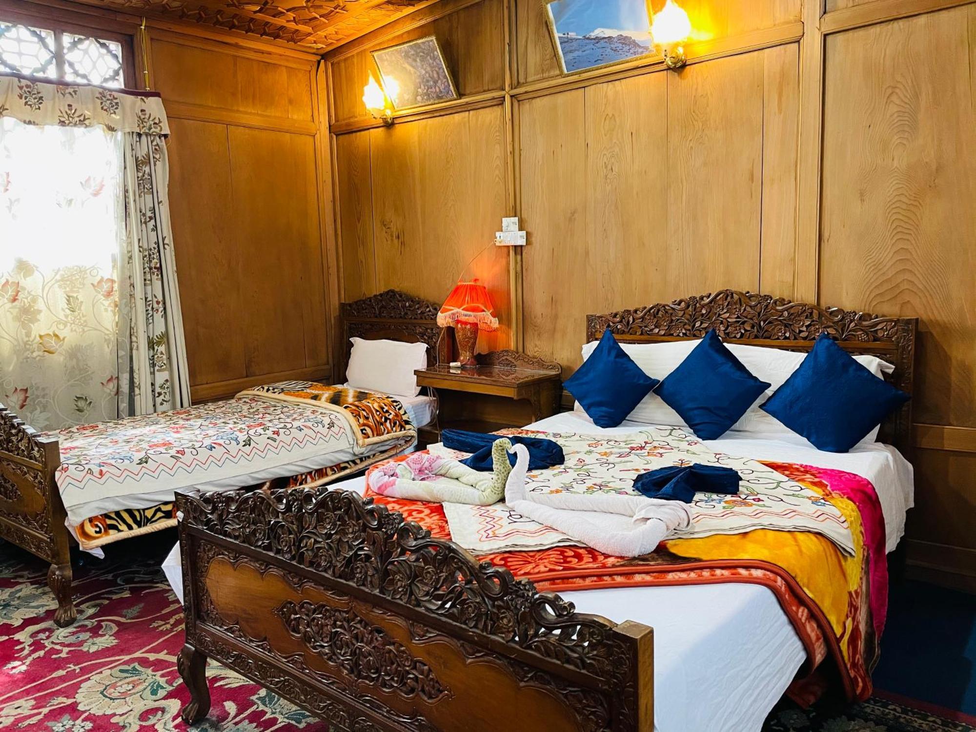 New Sea Palace Houseboats Srīnagar Esterno foto