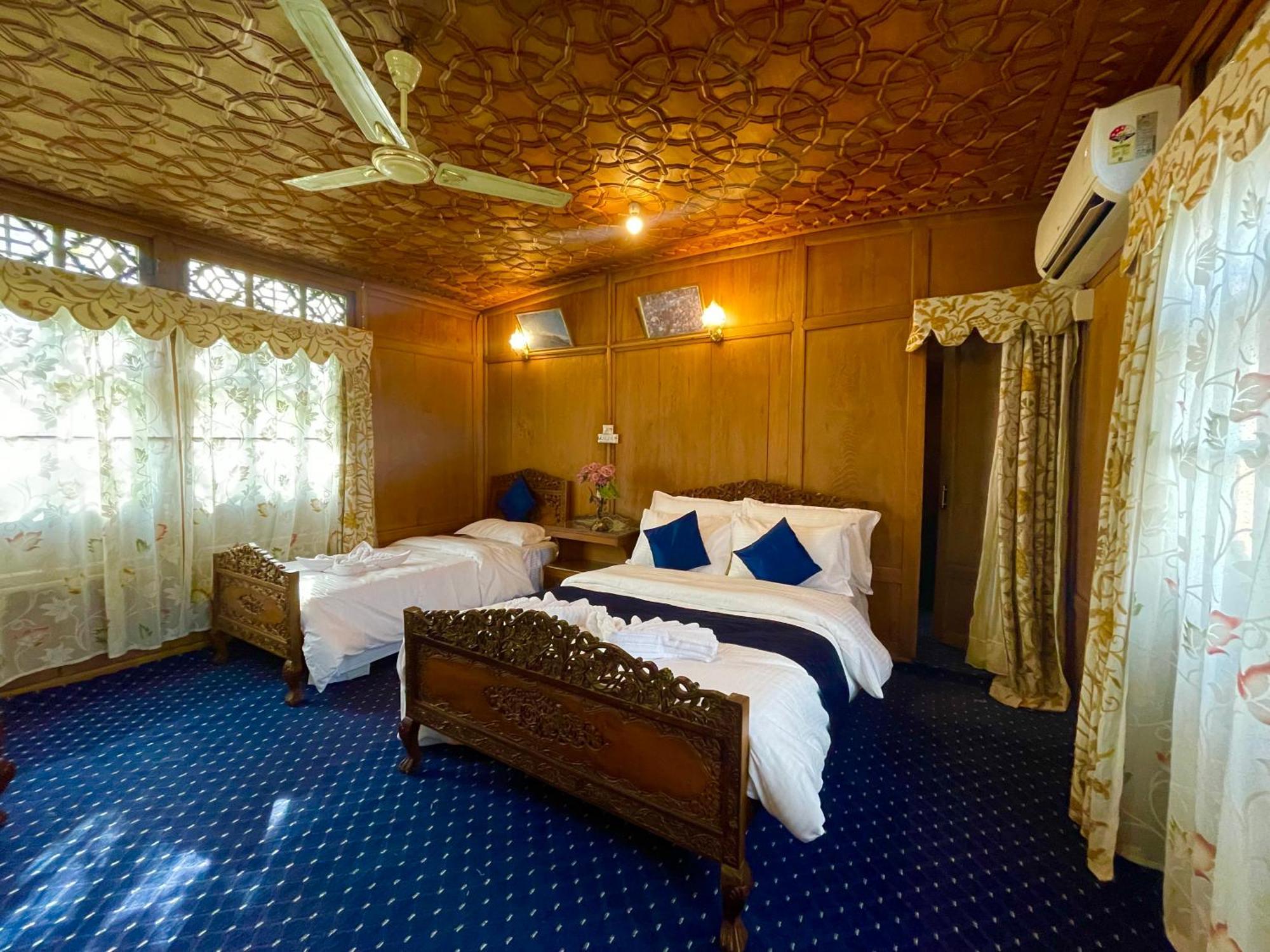 New Sea Palace Houseboats Srīnagar Esterno foto