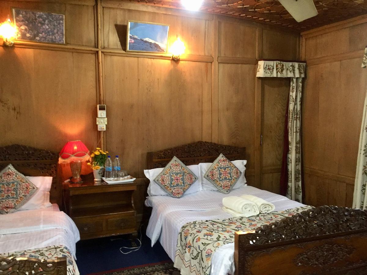 New Sea Palace Houseboats Srīnagar Esterno foto