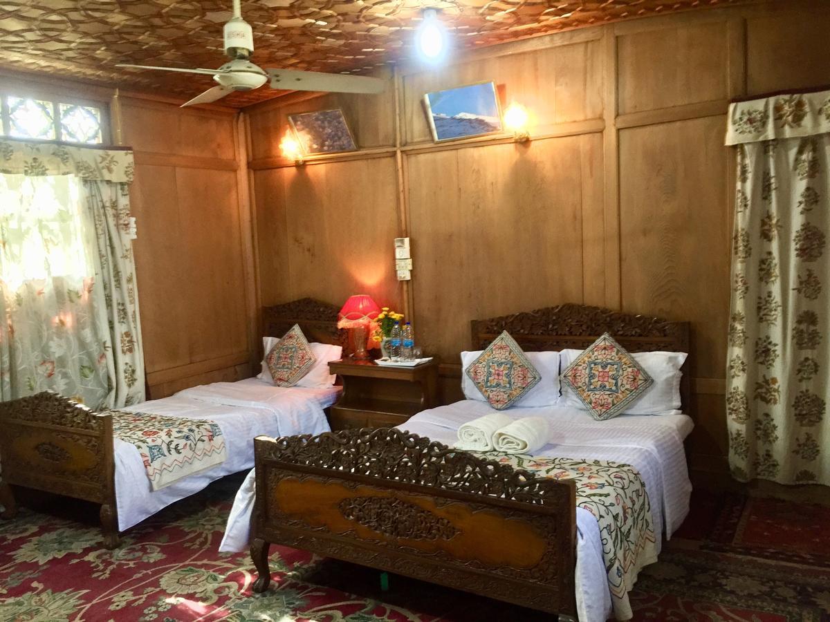 New Sea Palace Houseboats Srīnagar Esterno foto