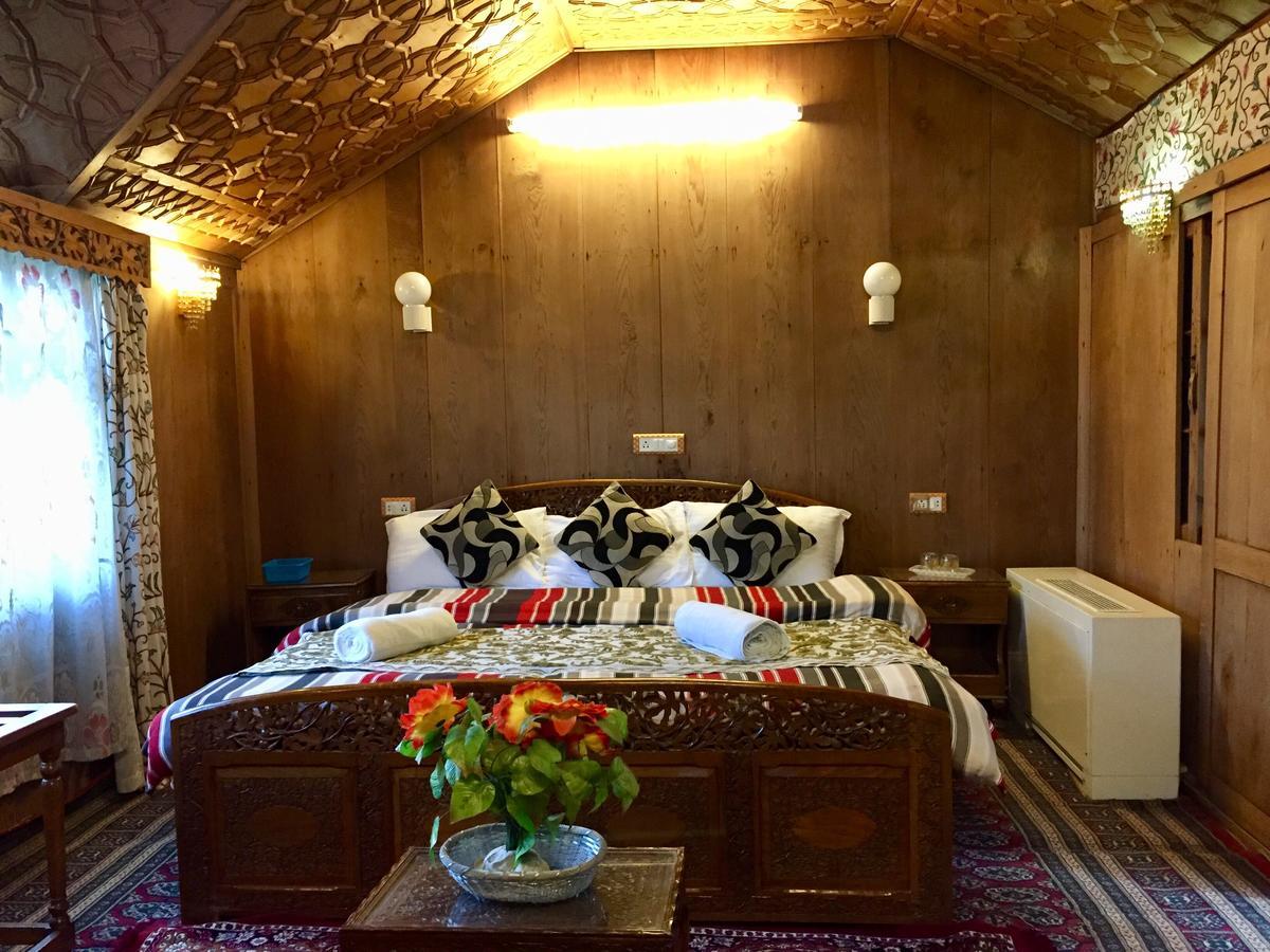 New Sea Palace Houseboats Srīnagar Esterno foto
