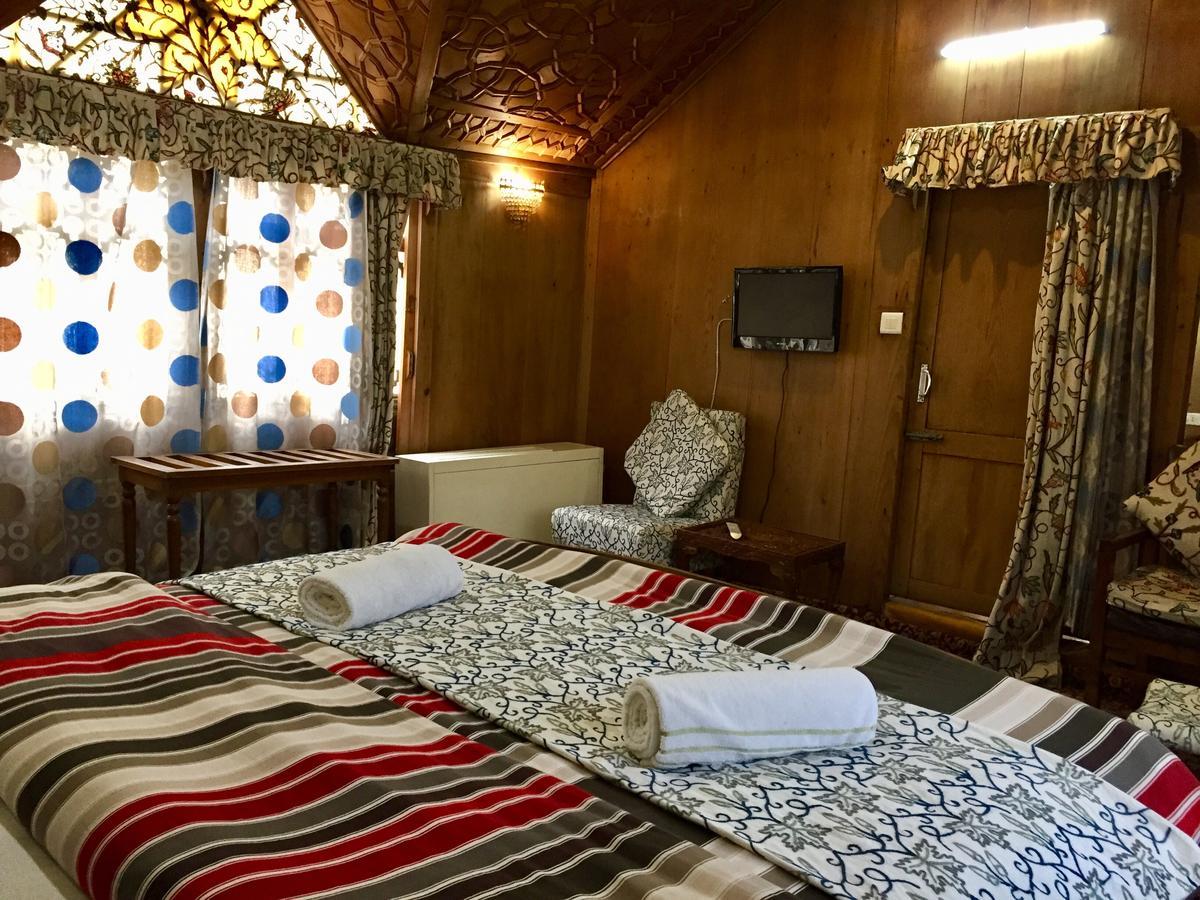 New Sea Palace Houseboats Srīnagar Esterno foto